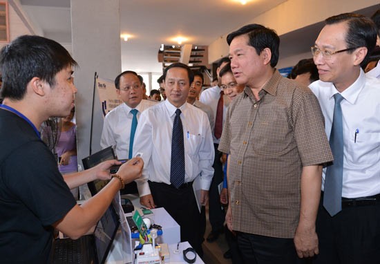Secretary Dinh La Thang (2rd, R) finds out about a business startup project by youngsters in HCMC (Photo: SGGP)